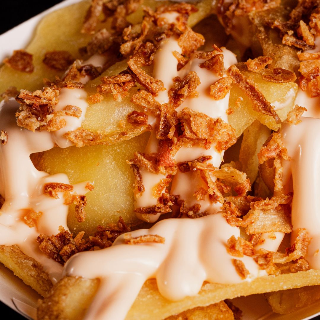 PATATE FRITTE CON CREMA DI CHEDDAR E BACON CROCCANTE