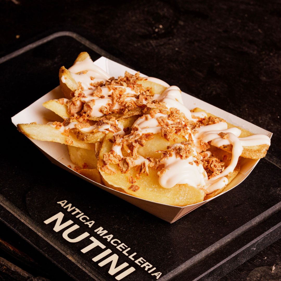 PATATE FRITTE CON CREMA DI CHEDDAR E BACON CROCCANTE